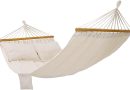 SONGMICS Hamac, Hamac d&rsquo;extérieur de camping, Lit suspendu, 2 barres en bois, avec 2 oreillers, capacité de charge 300 kg, 210 x 150 cm, Beige GDC22M – Le détail qui change tout au quotidien