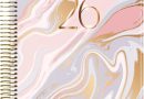 Agenda 2026 – Vue Hebdomadaire Verticale, A5 (15×21 cm), Planificateur Multilingue (ESP, ANG, FR, ALL), Reliure Anneaux, Couverture Carton et Protection Plastique – Marble – Le détail qui change tout au quotidien