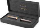 Parker Sonnet Stylo Plume | Laque Grise avec Finitions Or | Plume Fine en Acier Inoxydable avec Revêtement Or | Cartouche d&rsquo;Encre Noire | Coffret Cadeau | Cadeaux de Fin d&rsquo;Études Parfaits – Le détail qui change tout au quotidien