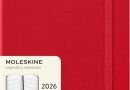 Moleskine Agenda Quotidien, Agenda Journalier 2026 12 Mois, Avec Couverture Rigide et Fermeture Élastique, Format Large 13×21, Couleur Rouge – Le détail qui change tout au quotidien